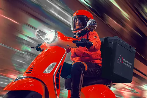 Курьер с сумкой 'Японский экспресс' на мотоцикле